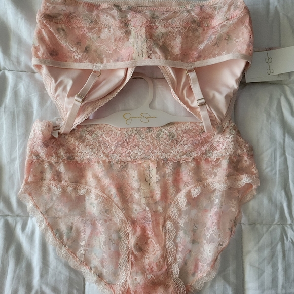 JESSICA SIMPSON BRAND NEW 2 PIECE BRALETTE WITH FLIRTY HIPSTER SIZE S - Picture 3 of 6